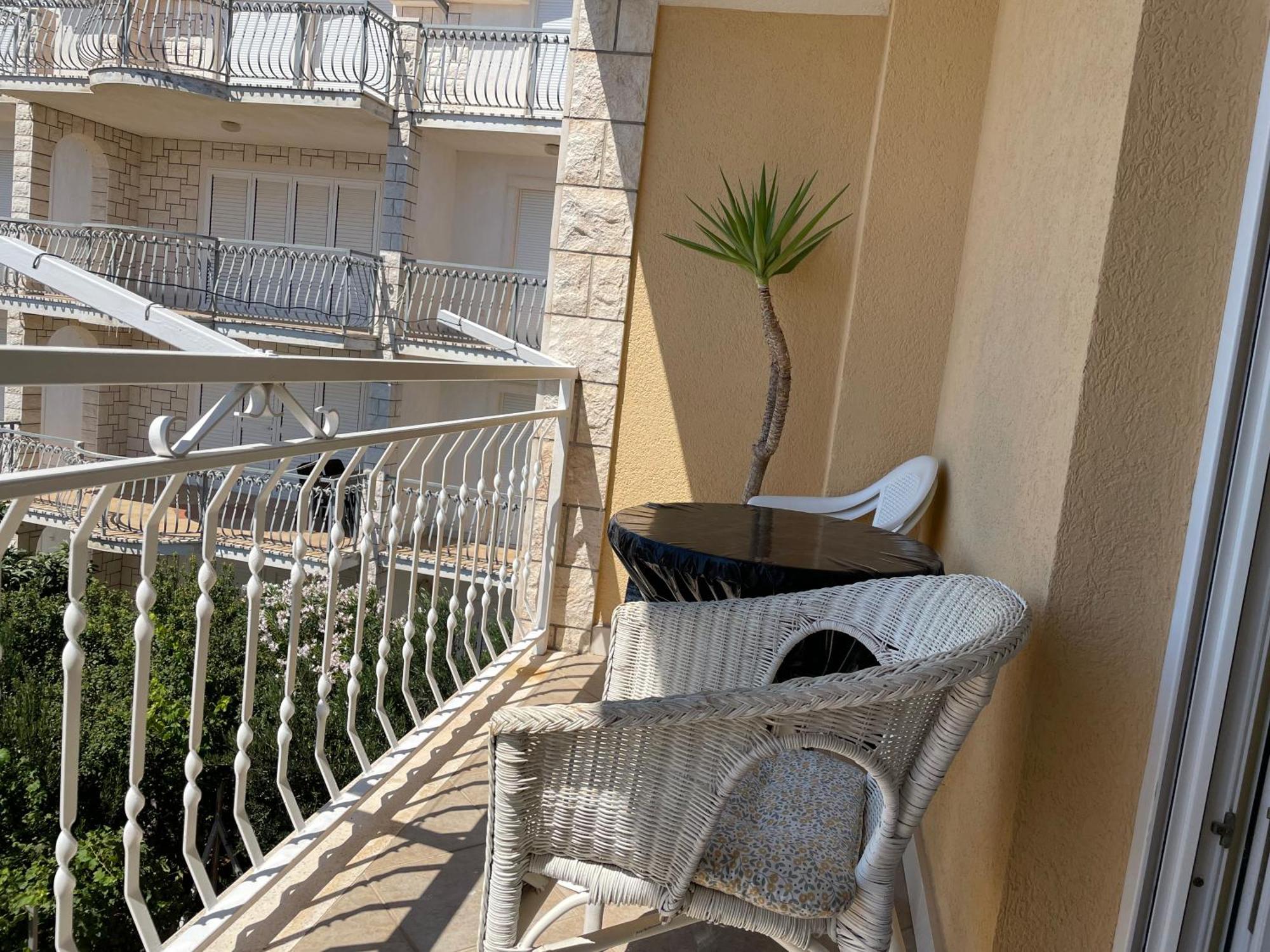 Guest House Adria Dugi Rat Exterior photo